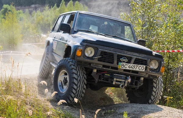 Off-road vehicle brand Nissan overcomes the track — Stock Photo, Image