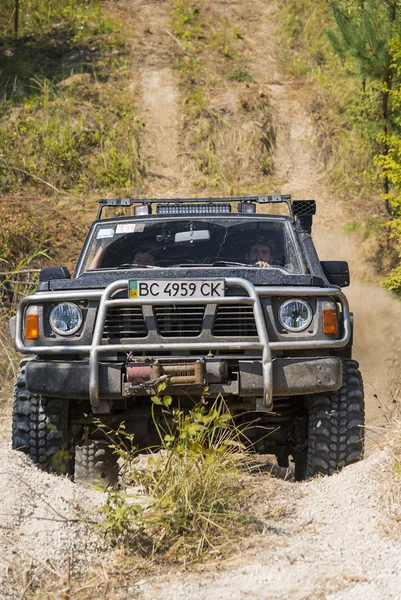 Off-road vehicle brand Nissan overcomes the track — Stock Photo, Image