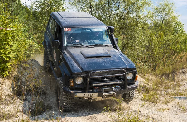 Off-Road araç marka Nissan parça üstesinden gelir.