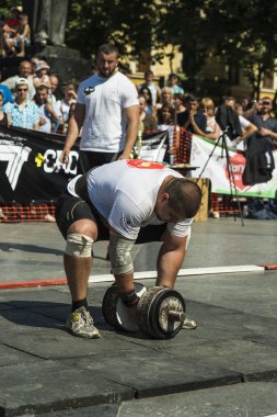 Strongman is preparing to carry out the exercises