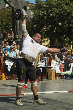 Strongman competitions raises dumbbell hand