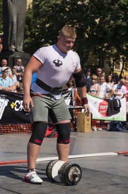 Strongman is preparing to carry out the exercises