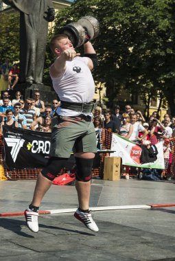 Strongman competitions raises dumbbell hand