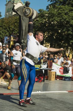 Strongman competitions raises dumbbell hand