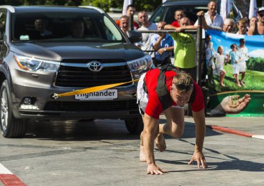Güçlü adam Toyota Highlander çeker