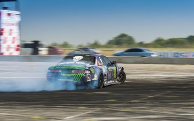 Bilinmeyen sürücü üzerinde otomobil markası Nissan parça üstesinden gelir.