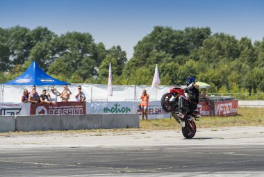 Bilinmeyen dublör motorcu seyirci eğlendirmek