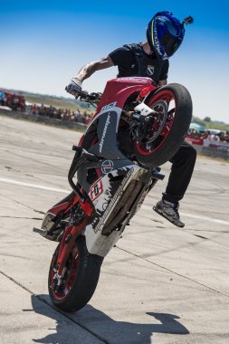 Bilinmeyen dublör motorcu seyirci eğlendirmek