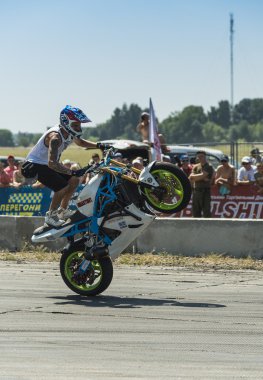 Bilinmeyen dublör motorcu seyirci eğlendirmek