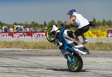 Bilinmeyen dublör motorcu seyirci eğlendirmek
