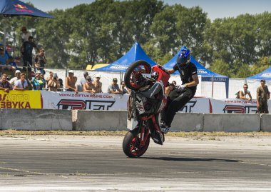 Bilinmeyen dublör motorcu seyirci eğlendirmek