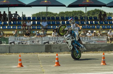 Bilinmeyen dublör motorcu seyirci eğlendirmek