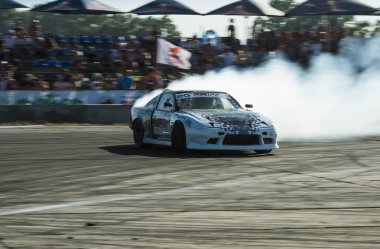 Bilinmeyen sürücü üzerinde otomobil markası Nissan parça üstesinden gelir.