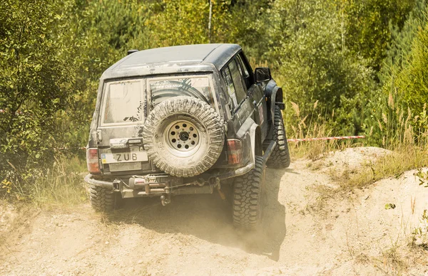 Off-road vehicle brand Nissan overcomes the track — Stock Photo, Image