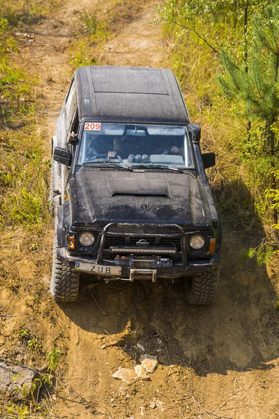 Off-road vehicle brand Nissan overcomes the track — Stock Photo, Image