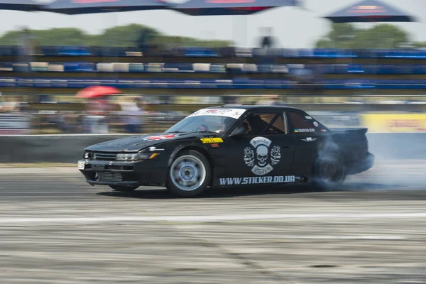 Rider Nikolay Volkov på bilmærket Nissan overvinder trac - Stock-foto