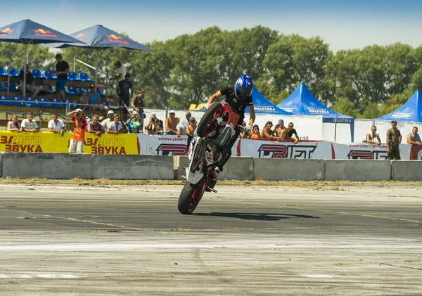 Unbekannte Stuntbiker unterhalten das Publikum — Stockfoto