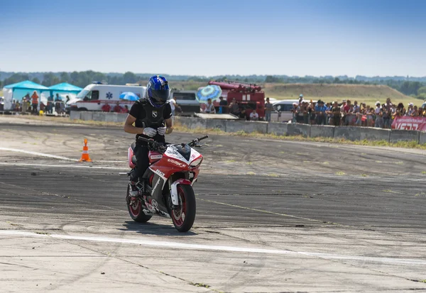 Desconhecido dublê motociclista entreter o público — Fotografia de Stock