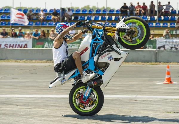 Motociclista truco desconocido entretener a la audiencia —  Fotos de Stock