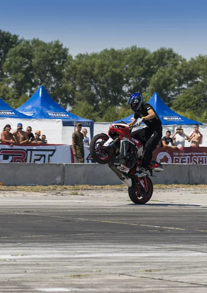 Stunt biker sconosciuto intrattenere il pubblico — Foto Stock