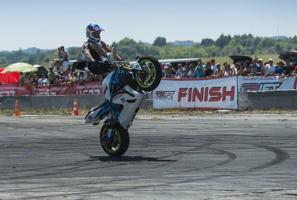 Biker stunt nieznany bawić publiczność — Zdjęcie stockowe