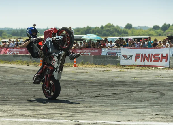 Unbekannte Stuntbiker unterhalten das Publikum — Stockfoto