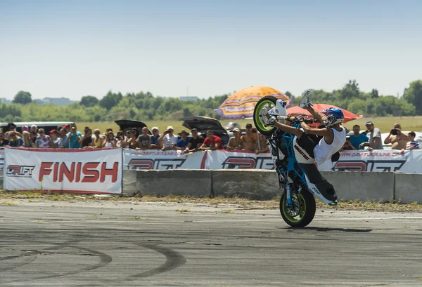 Motociclista truco desconocido entretener a la audiencia —  Fotos de Stock