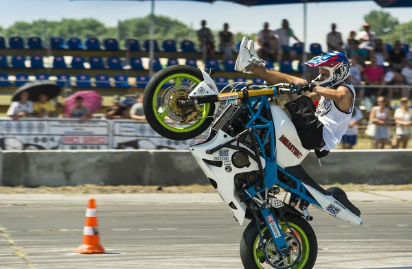 Unbekannte Stuntbiker unterhalten das Publikum — Stockfoto