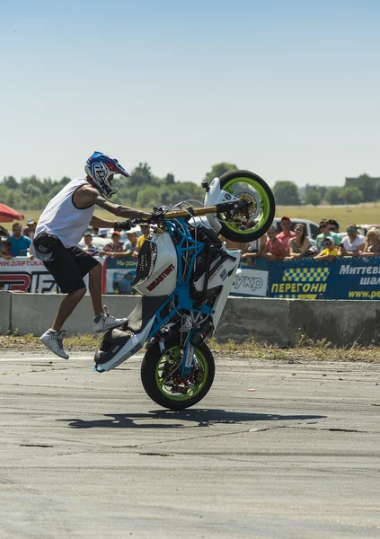 Unbekannte Stuntbiker unterhalten das Publikum — Stockfoto