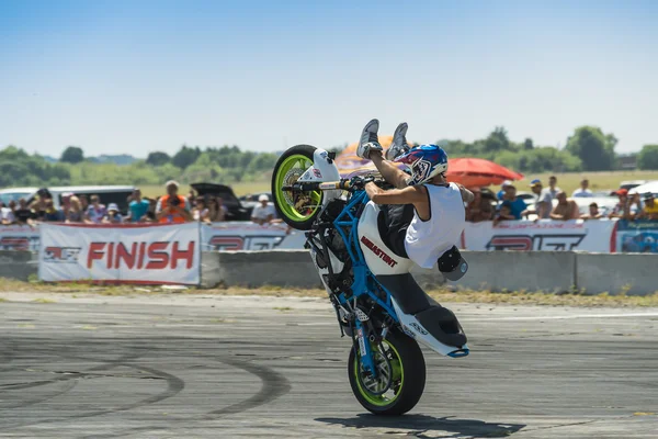 Bilinmeyen dublör motorcu seyirci eğlendirmek — Stok fotoğraf