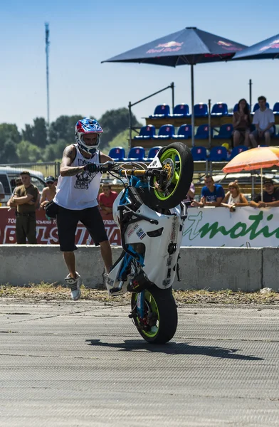 Unknown stunt biker entertain the audience — Stock Photo, Image