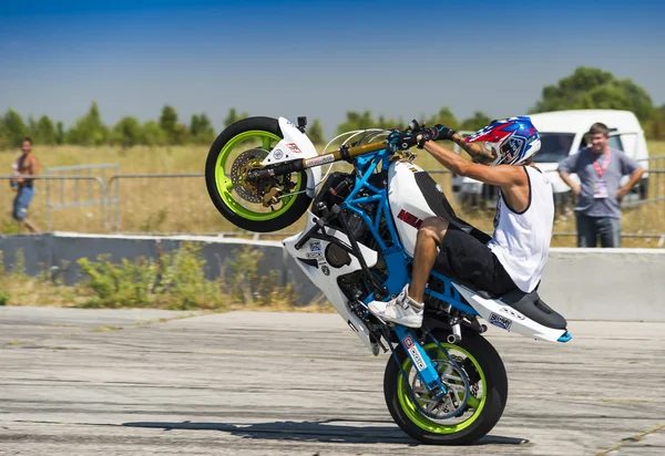 Stunt biker sconosciuto intrattenere il pubblico — Foto Stock