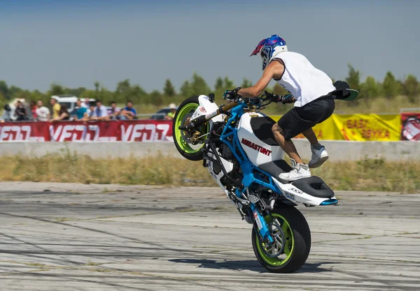 Bilinmeyen dublör motorcu seyirci eğlendirmek