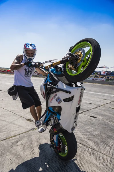 Unknown stunt biker entertain the audience — Stock Photo, Image