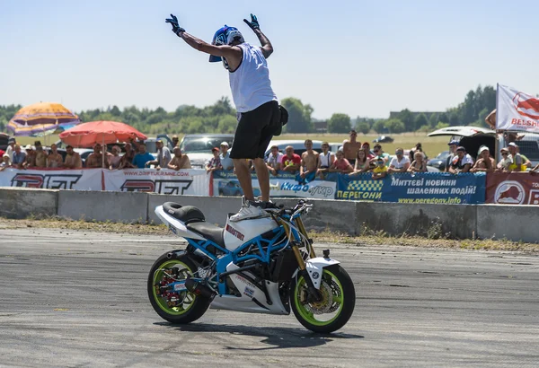 Unbekannte Stuntbiker unterhalten das Publikum — Stockfoto