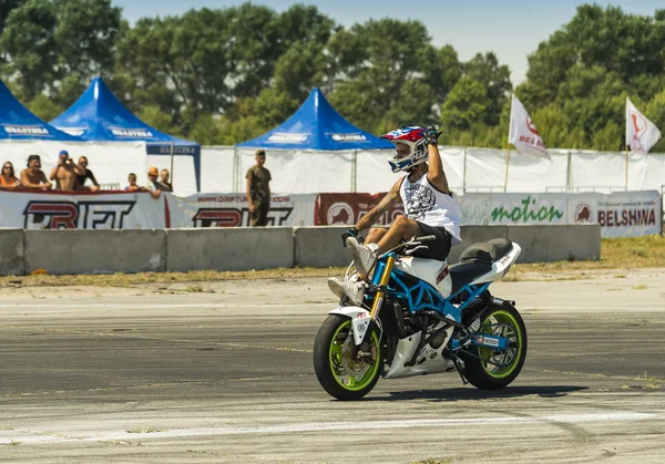 Unbekannte Stuntbiker unterhalten das Publikum — Stockfoto