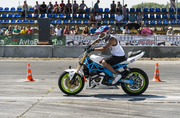 Unbekannte Stuntbiker unterhalten das Publikum — Stockfoto