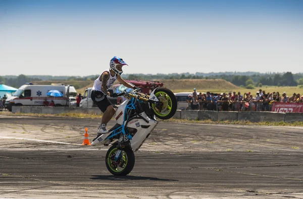 Motociclistas acrobacias desconocidos entretener a la audiencia —  Fotos de Stock