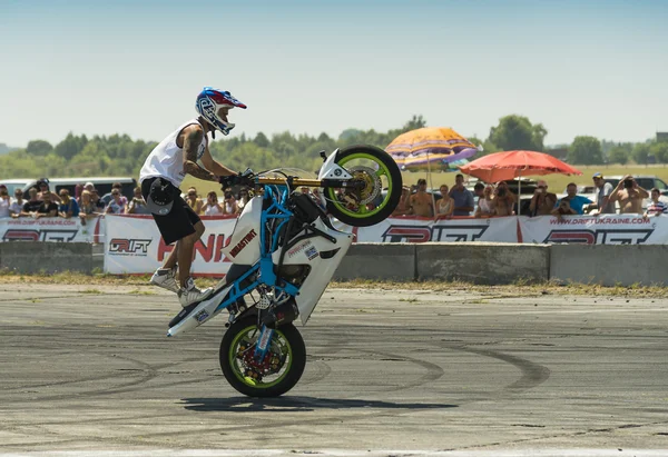 Desconhecido dublê motociclista entreter o público — Fotografia de Stock