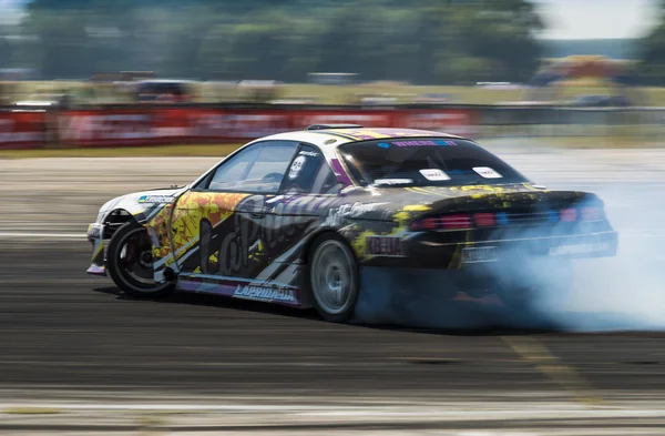 Drift  car brand Nissan before to overcome the track — Stockfoto