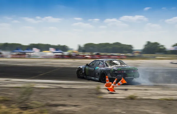 Pilota sconosciuto sul marchio di auto Nissan supera la pista — Foto Stock