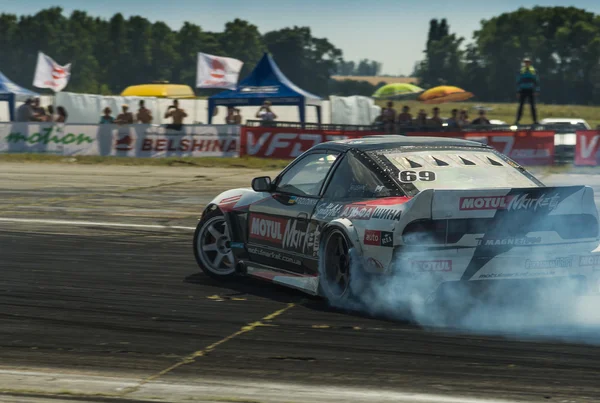 Cavaleiro desconhecido na marca de carro Nissan supera a pista — Fotografia de Stock