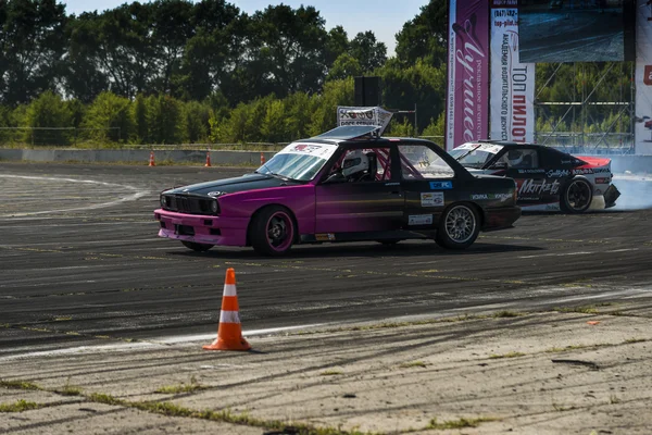 Les pilotes inconnus sur la marque de voitures BMW et Nissan surmonte le — Photo