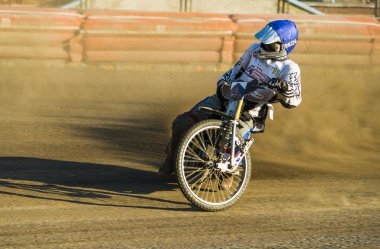 Bilinmeyen binici parça üstesinden gelir.