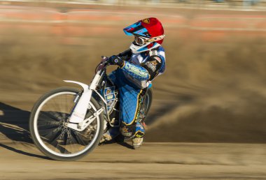 Bilinmeyen binici parça üstesinden gelir.