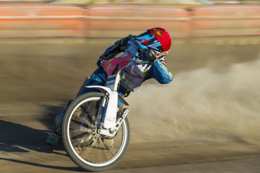 Bilinmeyen binici parça üstesinden gelir.