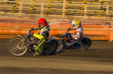 Bilinmeyen biniciler parça üstesinden gelir