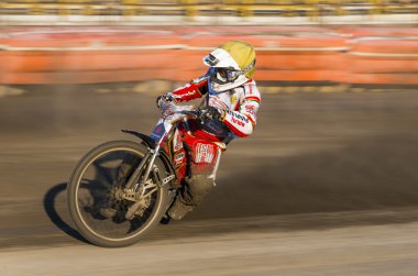 Bilinmeyen binici parça üstesinden gelir.