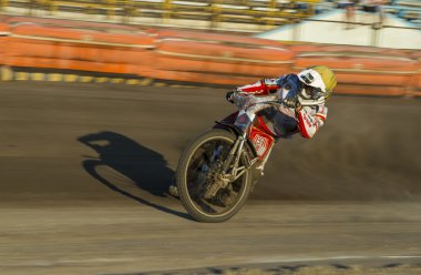 Bilinmeyen binici parça üstesinden gelir.