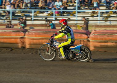 Bilinmeyen binici parça üstesinden gelir.